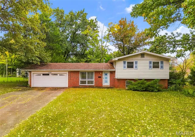 Photo 2 of Single family home for sale at 10942 Ridgecrest Dr, Saint Ann, MO 63074 | MLS# MIS26067067 | Listing updated on 2026-10-22