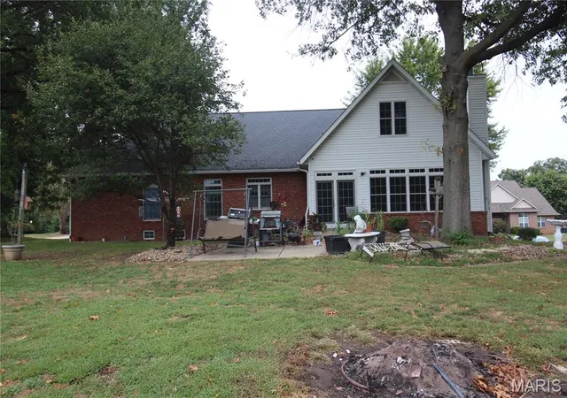 Photo 3 of Sale Pending at 240 Michael Dr, Troy, IL 62294 | MLS# MIS26067073 | Listing updated on 2026-10-22