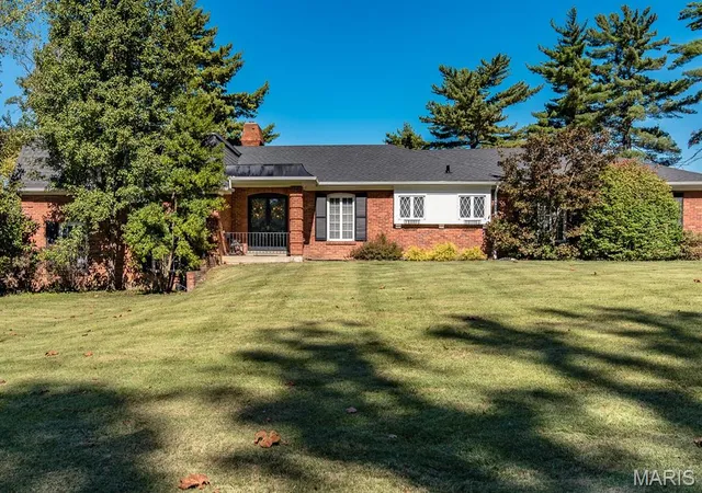 Photo 4 of Single family home for sale at 11631 Fallbrook Dr, Saint Louis, MO 63131 | MLS# MIS26067088 | Listing updated on 2026-10-26