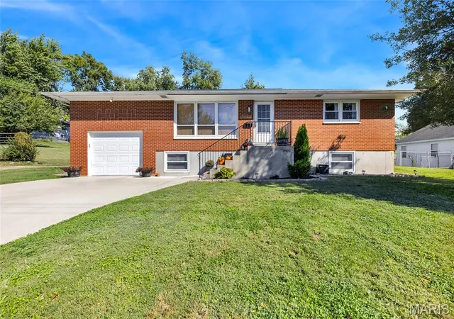 Photo 1 of Single family home for sale at 236 S Riebeling St, Columbia, IL 62236 | MLS# MIS26067095 | Listing updated on 2026-10-21