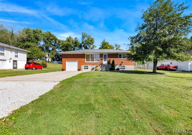 Photo 3 of Single family home for sale at 236 S Riebeling St, Columbia, IL 62236 | MLS# MIS26067095 | Listing updated on 2026-10-21