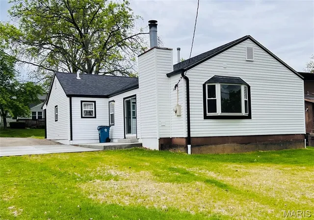 Photo 1 of Single family home for sale at 9049 Southview Ln, Saint Louis, MO 63123 | MLS# MIS26067104 | Listing updated on 2026-10-21