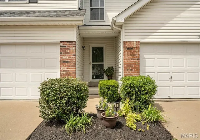 Photo 2 of Townhouse for sale at 500 Flowering Magnolia Dr, O Fallon, MO 63366 | MLS# MIS26067115 | Listing updated on 2026-10-28