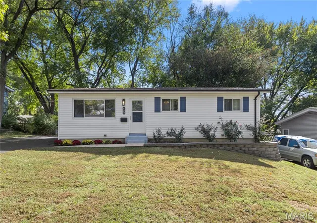 Photo 1 of Single family home for sale at 1140 Hadwin Dr, Florissant, MO 63033 | MLS# MIS26067126 | Listing updated on 2026-10-31