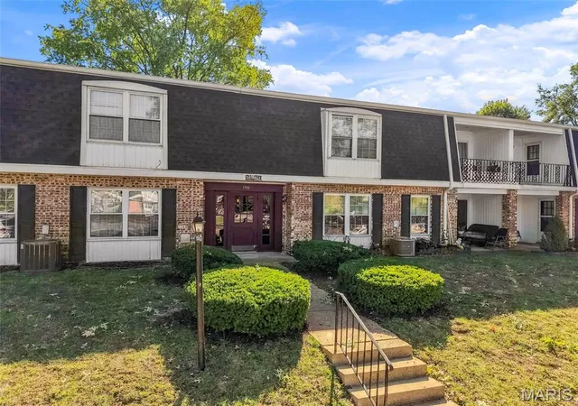 Condo for sale at 1722 Herault Pl #B, St Louis, MO 63125 | MLS# MIS26067132