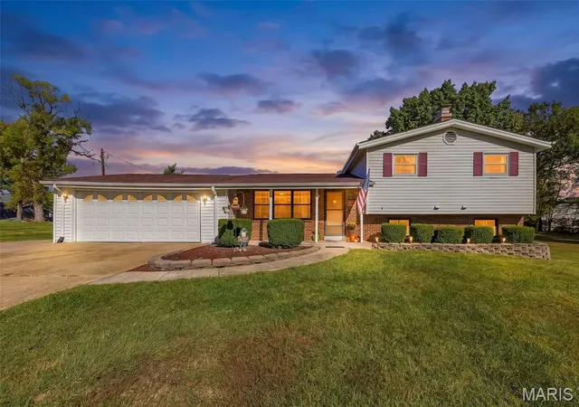 Photo 2 of Sale Pending at 9 Pedrotti Ln, O Fallon, MO 63366 | MLS# MIS26067161 | Listing updated on 2026-10-26
