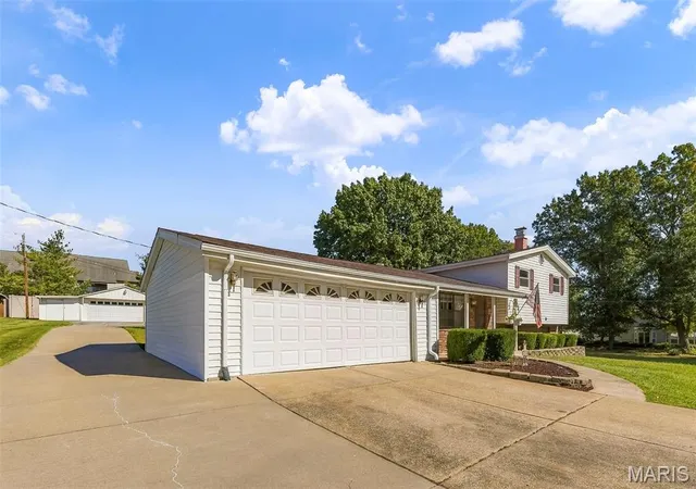 Photo 3 of Sale Pending at 9 Pedrotti Ln, O Fallon, MO 63366 | MLS# MIS26067161 | Listing updated on 2026-10-26