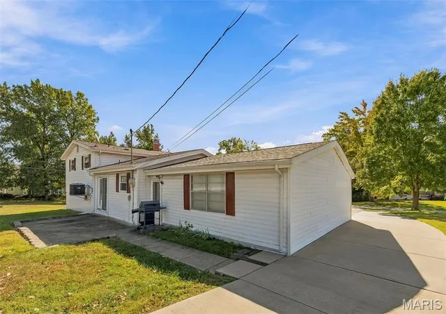 Photo 4 of Sale Pending at 9 Pedrotti Ln, O Fallon, MO 63366 | MLS# MIS26067161 | Listing updated on 2026-10-26