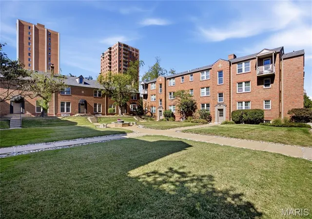 Photo 2 of Condo for sale at 817 Westwood Dr #3E, Saint Louis, MO 63105 | MLS# MIS26067168 | Listing updated on 2026-10-22