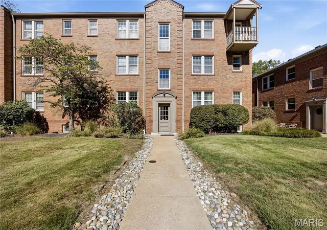 Photo 3 of Condo for sale at 817 Westwood Dr #3E, Saint Louis, MO 63105 | MLS# MIS26067168 | Listing updated on 2026-10-22