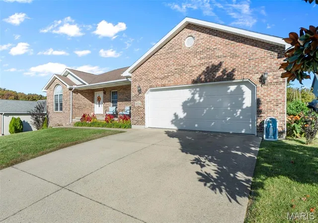 Photo 3 of Single family home for sale at 1404 Vantage Dr, Cape Girardeau, MO 63701 | MLS# MIS26067171 | Listing updated on 2026-10-22