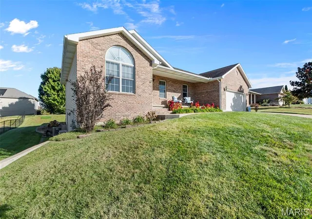 Photo 3 of Single family home for sale at 1404 Vantage Dr, Cape Girardeau, MO 63701 | MLS# MIS26067171 | Listing updated on 2026-10-22