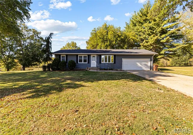 Photo 1 of Single family home for sale at 1207 Apple St, Elsberry, MO 63343 | MLS# MIS26067185 | Listing updated on 2026-10-28