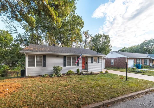 Photo 1 of Single family home for sale at 908 Barton Pl, Saint Charles, MO 63301 | MLS# MIS26067200 | Listing updated on 2026-10-19