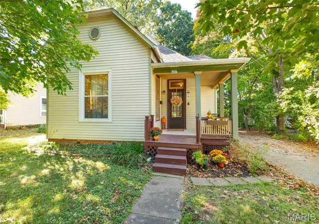 Photo 1 of Single family home for sale at 109 Springer Ave, Edwardsville, IL 62025 | MLS# MIS26067201 | Listing updated on 2026-10-20