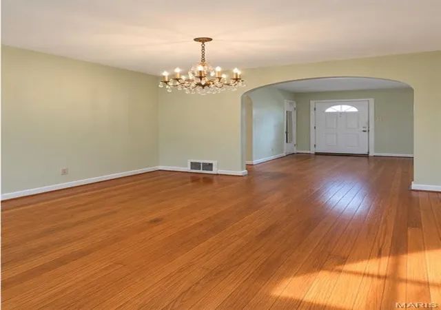 Photo 4 of Single family home for sale at 1156 Hilltop Dr, Saint Louis, MO 63132 | MLS# MIS26067204 | Listing updated on 2026-10-22