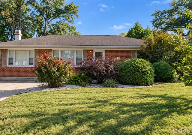 Photo 1 of Sale Pending at 714 Boschert Dr, St Charles, MO 63301 | MLS# MIS26067209 | Listing updated on 2026-10-21