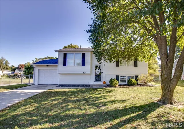 Photo 1 of Single family home for sale at 7733 Meadowlark Dr, Godfrey, IL 62035 | MLS# MIS26067212 | Listing updated on 2026-10-26
