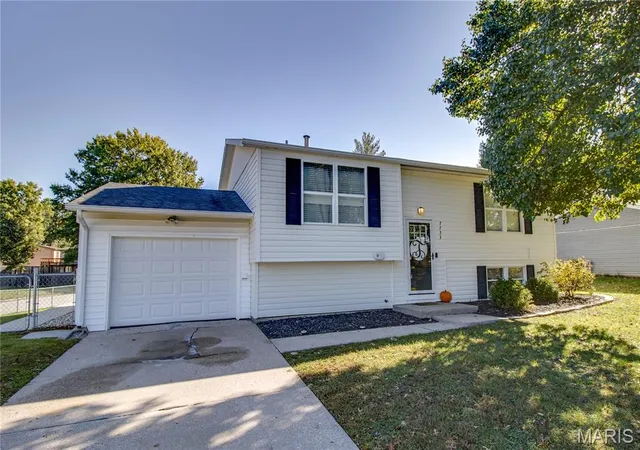 Photo 2 of Single family home for sale at 7733 Meadowlark Dr, Godfrey, IL 62035 | MLS# MIS26067212 | Listing updated on 2026-10-26