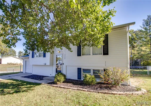 Photo 3 of Single family home for sale at 7733 Meadowlark Dr, Godfrey, IL 62035 | MLS# MIS26067212 | Listing updated on 2026-10-26