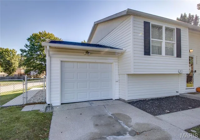 Photo 3 of Single family home for sale at 7733 Meadowlark Dr, Godfrey, IL 62035 | MLS# MIS26067212 | Listing updated on 2026-10-26