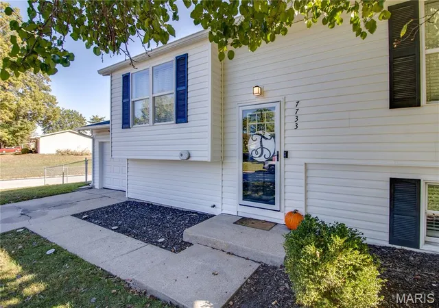 Photo 4 of Single family home for sale at 7733 Meadowlark Dr, Godfrey, IL 62035 | MLS# MIS26067212 | Listing updated on 2026-10-26