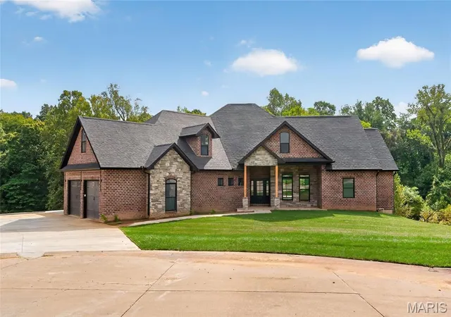 Photo 1 of Mansion for sale at 400 Trillium Ln, Cape Girardeau, MO 63701 | MLS# MIS26067231 | Listing updated on 2026-10-19