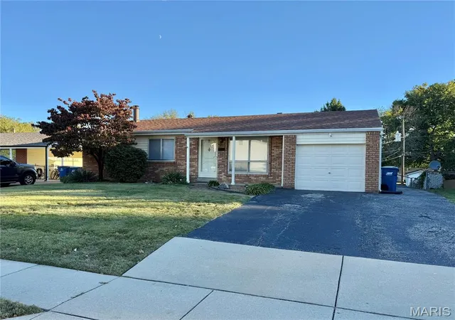 Photo 1 of Single family home for sale at 11716 Hollycrest Dr, Maryland Heights, MO 63043 | MLS# MIS26067276 | Listing updated on 2026-10-19