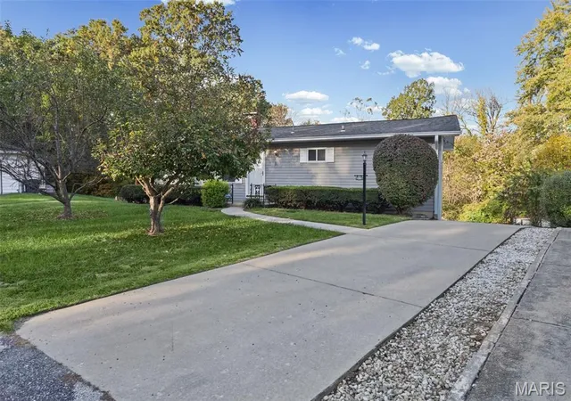 Photo 1 of Single family home for sale at 31 Wedgewood Dr, Belleville, IL 62221 | MLS# MIS26067285 | Listing updated on 2026-10-30