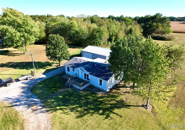 Photo 3 of Manufactured home for sale at 16669 E Baseline Rd, Texico, IL 62889 | MLS# MIS26067317 | Listing updated on 2026-10-29