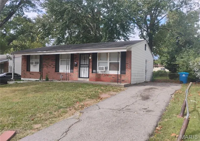 Photo 2 of Single family home for sale at 10435 Castle Dr, Saint Louis, MO 63136 | MLS# MIS26067327 | Listing updated on 2026-10-20