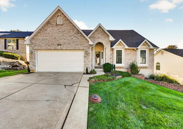 Photo 2 of Sale Pending at 2016 Derby Run Ct, Imperial, MO 63052 | MLS# MIS26067336 | Listing updated on 2026-10-28