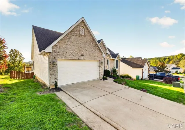 Photo 3 of Sale Pending at 2016 Derby Run Ct, Imperial, MO 63052 | MLS# MIS26067336 | Listing updated on 2026-10-28