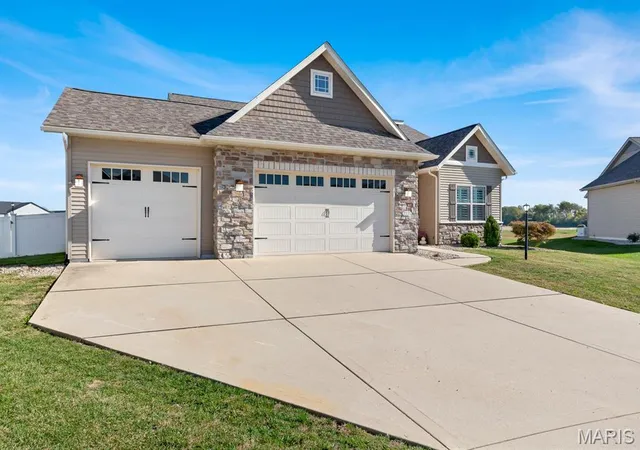Photo 3 of Single family home for sale at 7125 Richmond Dr, Glen Carbon, IL 62034 | MLS# MIS26067337 | Listing updated on 2026-10-22
