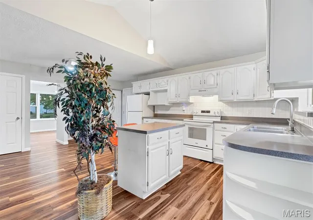 Photo 4 of Single family home for sale at 12771 Highstone Dr, Saint Louis, MO 63146 | MLS# MIS26067341 | Listing updated on 2026-10-22