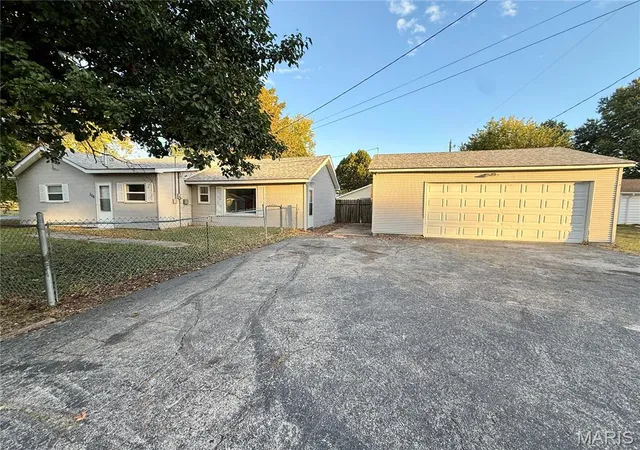 Photo 1 of Single family home for sale at 308 Indiana Ave, South Roxana, IL 62087 | MLS# MIS26067367 | Listing updated on 2026-10-21