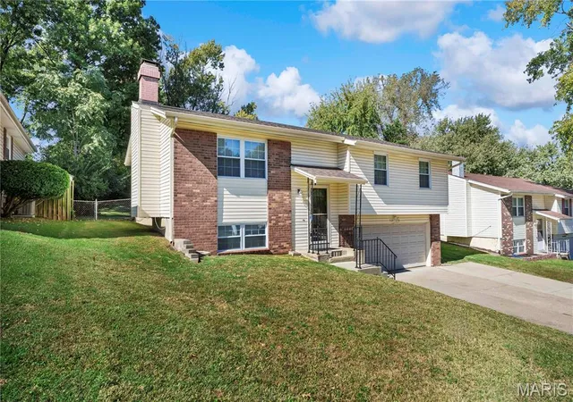 Photo 4 of Single family home for sale at 1371 Mckelvey Rd, Maryland Heights, MO 63043 | MLS# MIS26067369 | Listing updated on 2026-10-26