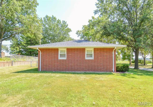 Photo 4 of Single family home for sale at 1244 N Evergreen Ln, Columbia, IL 62236 | MLS# MIS26067374 | Listing updated on 2026-10-22