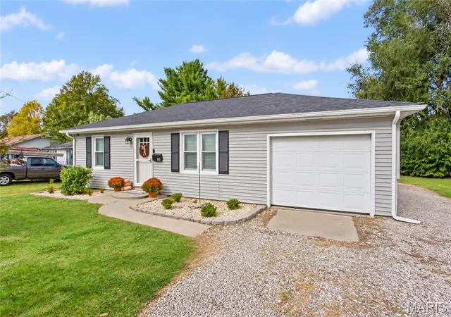 Photo 1 of Single family home for sale at 111 Roberts St, Jerseyville, IL 62052 | MLS# MIS26067379 | Listing updated on 2026-10-22