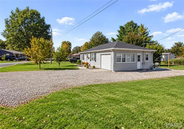 Photo 4 of Single family home for sale at 111 Roberts St, Jerseyville, IL 62052 | MLS# MIS26067379 | Listing updated on 2026-10-22