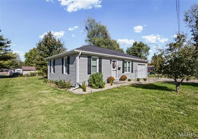 Photo 2 of Single family home for sale at 111 Roberts St, Jerseyville, IL 62052 | MLS# MIS26067379 | Listing updated on 2026-10-22