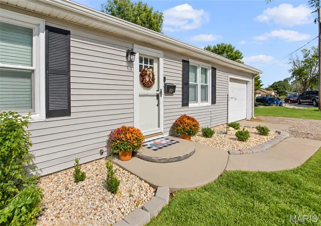 Photo 3 of Single family home for sale at 111 Roberts St, Jerseyville, IL 62052 | MLS# MIS26067379 | Listing updated on 2026-10-22