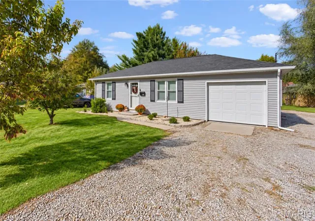Photo 3 of Single family home for sale at 111 Roberts St, Jerseyville, IL 62052 | MLS# MIS26067379 | Listing updated on 2026-10-22