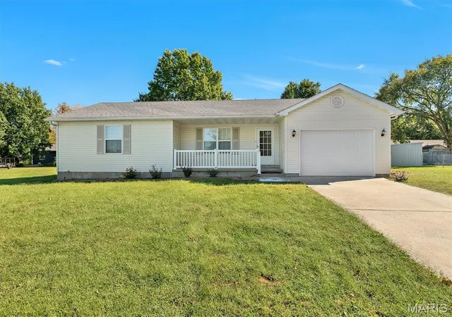 Photo 1 of Single family home for sale at 574 Bon Oaks Dr, Sullivan, MO 63080 | MLS# MIS26067407 | Listing updated on 2026-10-26