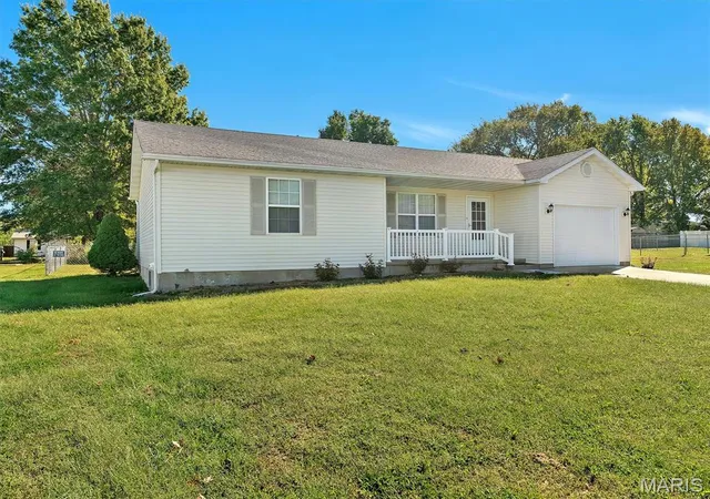 Photo 2 of Single family home for sale at 574 Bon Oaks Dr, Sullivan, MO 63080 | MLS# MIS26067407 | Listing updated on 2026-10-26