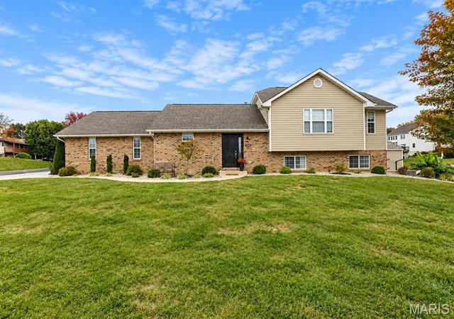 Single family home for sale at 1396 Britany Ct, Edwardsville, IL 62025 | MLS# MIS26067410