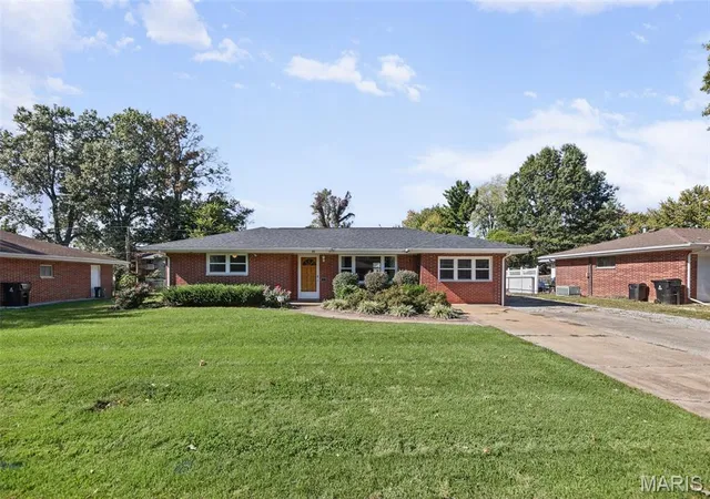 Photo 1 of Single family home for sale at 23 Buckingham Rd, Belleville, IL 62226 | MLS# MIS26067420 | Listing updated on 2026-10-24