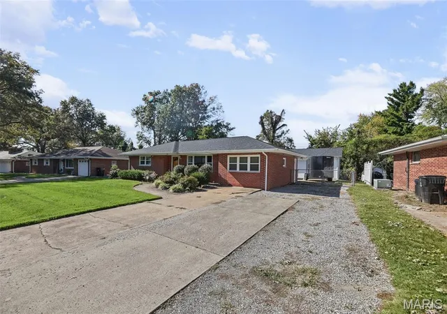 Photo 2 of Single family home for sale at 23 Buckingham Rd, Belleville, IL 62226 | MLS# MIS26067420 | Listing updated on 2026-10-24