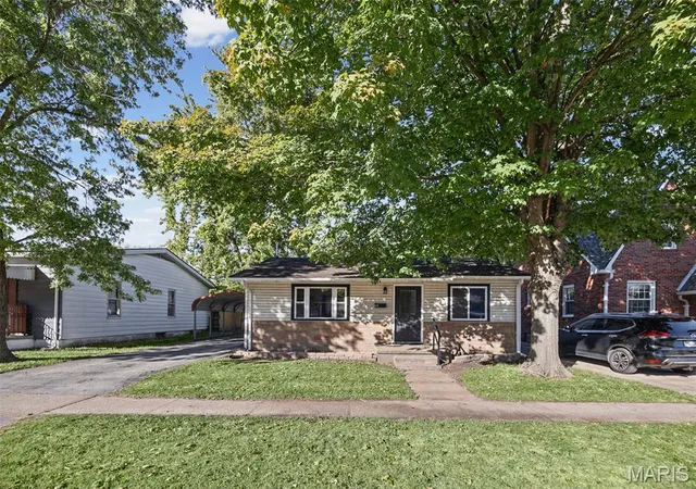 Single family home for sale at 615 Broadway, East Alton, IL 62024 | MLS# MIS26067433