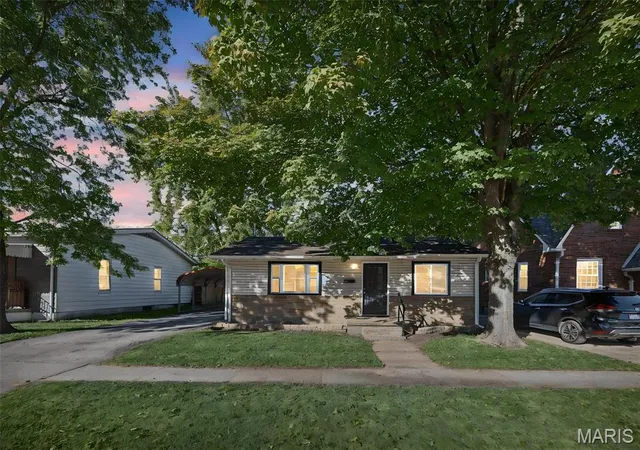 Photo 2 of Single family home for sale at 615 Broadway, East Alton, IL 62024 | MLS# MIS26067433 | Listing updated on 2026-10-22